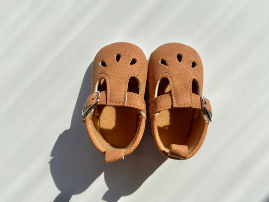 Newborn tan pump